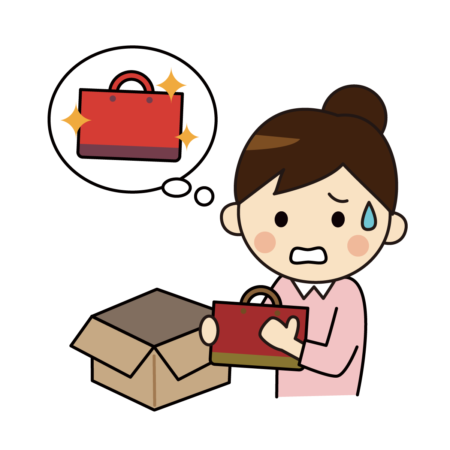 違う商品を手にする女性の画像